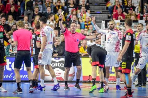 Koeln, Deutschland, 21.01.2019, IHF Handball WM 2019, Hauptrunde, Kroatien - Deutschland, Zeljko Musa (CROATIA) gelbe karte ( DeFodi520