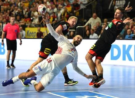 Handball Weltmeisterschaft 2019 Hauptrunde in Köln. Kroatien - Deutschland 21.01.2019. Zeljko MUSA (CRO) setzt sich gegen Patrick Wiencek (li.) und Fabian Wiede (beide Deut.) durch.
