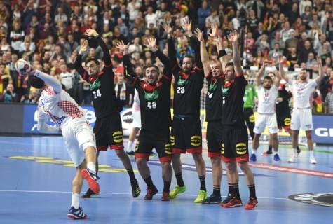 Sport Bilder des Tages Handball Weltmeisterschaft 2019 Hauptrunde in Köln. Kroatien - Deutschland 21.01.2019. Der Freiwurf für Croatien in der letzten Sekundedurch Karacic brachte nichts mehr ein. V.l: Die Deutsche Abwehrmauer: Groetzki, Kohlbacher, Fath, Drux und Gensheimer.