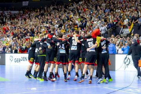 Deutschlands Spieler freuen sich über den Halbfinaleinzug. Kroatien vs. Deutschland, Hauptrunde, Handball, IHF Handball Weltmeisterschaft, 21.01.19 Koeln Nordrhein-Westfalen Germany Lanxess-Arena Copyright: xAgentur54Gradx xFelixxKoenigx