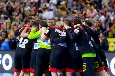 Deutschlands Spieler freuen sich über den Halbfinaleinzug. Kroatien vs. Deutschland, Hauptrunde, Handball, IHF Handball Weltmeisterschaft, 21.01.19 Koeln Nordrhein-Westfalen Germany Lanxess-Arena Copyright: xAgentur54Gradx xFelixxKoenigx
