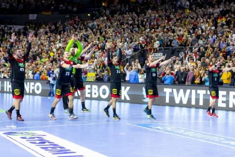 Deutschlands Spieler freuen sich über den Halbfinaleinzug. Kroatien vs. Deutschland, Hauptrunde, Handball, IHF Handball Weltmeisterschaft, 21.01.19 Koeln Nordrhein-Westfalen Germany Lanxess-Arena Copyright: xAgentur54Gradx xFelixxKoenigx