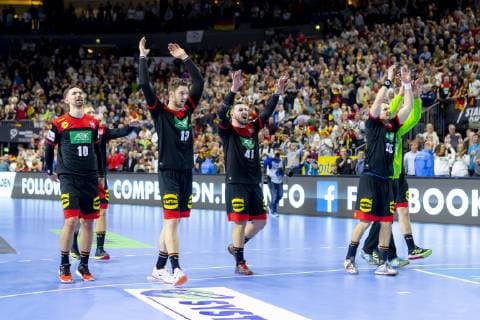 Deutschlands Spieler freuen sich über den Halbfinaleinzug. Kroatien vs. Deutschland, Hauptrunde, Handball, IHF Handball Weltmeisterschaft, 21.01.19 Koeln Nordrhein-Westfalen Germany Lanxess-Arena Copyright: xAgentur54Gradx xFelixxKoenigx