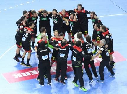 Sport Bilder des Tages Jubel Deutschland: Die deutsche Mannschaft feiert nach dem Schlusspfiff ihren Sieg und damit den Einzug in das Halbfinale. Hauptrunde: Kroatien - Deutschland in Koeln, Deutschland am 21.01.2019. IHF - Handball Weltmeisterschaft der Maenner in Deutschland und Daenemark 2019,