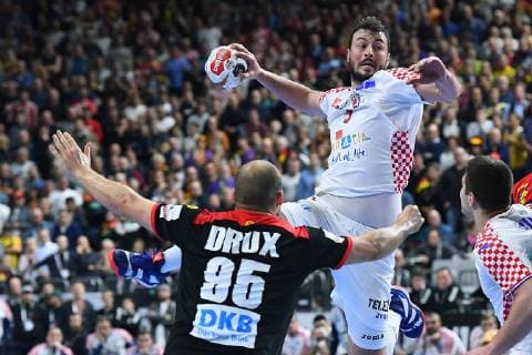 Handball-WM Hauptrunde Kroatien - Deutschland am 21.01.2019 in der Lanxess Arena in Köln Paul Drux ( Deutschland ), vorne - Domagoj Duvnjak ( Kroatien ), hinten