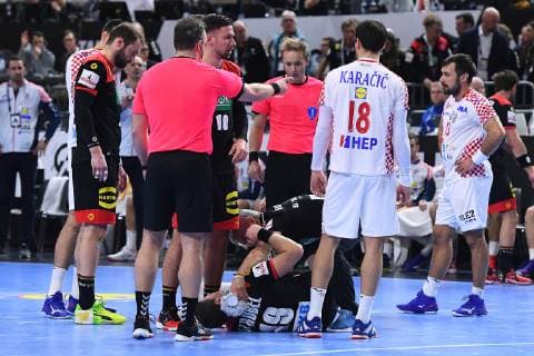 Handball-WM Hauptrunde Kroatien - Deutschland am 21.01.2019 in der Lanxess Arena in Köln Martin Strobel ( Deutschland ) verletzt am Boden