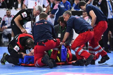 Handball-WM Hauptrunde Kroatien - Deutschland am 21.01.2019 in der Lanxess Arena in Köln Martin Strobel ( Deutschland ) verletzt am Boden