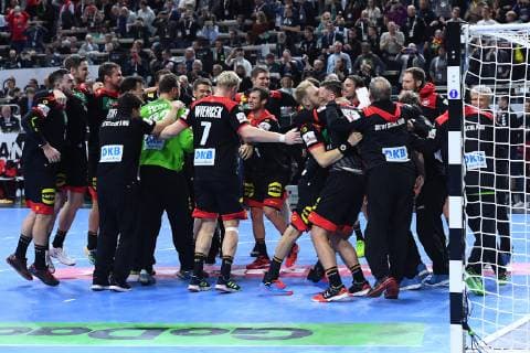 Handball-WM Hauptrunde Kroatien - Deutschland am 21.01.2019 in der Lanxess Arena in Köln Schlussjubel - Deutsche Spieler feiern den Einzug ins Halbfinale