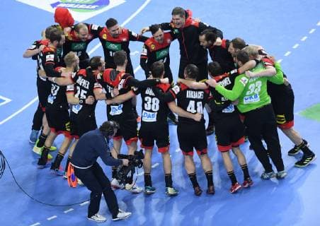 Jubel Deutschland: Die deutsche Mannschaft feiert nach dem Schlusspfiff ihren Sieg und damit den Einzug in das Halbfinale. Hauptrunde: Kroatien - Deutschland in Koeln, Deutschland am 21.01.2019. IHF - Handball Weltmeisterschaft der Maenner in Deutschland und Daenemark 2019,
