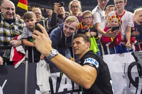 Sport Bilder des Tages Köln, Deutschland 21. Januar 2019: WM 2019 Männer - Hauptrunde - Kroatien vs. Deutschland Trainer Christian Prokop (Deutschland) schreibt Autogramme Köln Lanxess Arena Nordrhein-Westfalen Deutschland