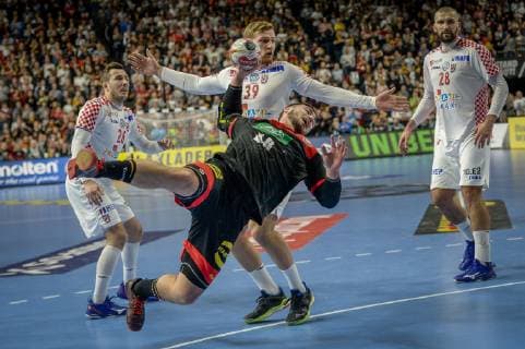 Koeln, Deutschland, 21.01.2019, IHF Handball WM 2019, Hauptrunde, Kroatien - Deutschland, Jannik Kohlbacher (GER) in Aktion, David Mandic (CROATIA) im Zweikampf ( DeFodi520