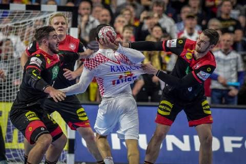 Koeln, Deutschland, 21.01.2019, IHF Handball WM 2019, Hauptrunde, Kroatien - Deutschland, Jannik Kohlbacher (GER), Hendrik Pekeler (GER) in Aktion ( DeFodi520