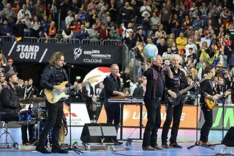 Die Hoehner heizen die Stimmung vor dem Spiel gegen Kroatien an Deutschland-Kroatien, Handball-WM 2019 Koeln