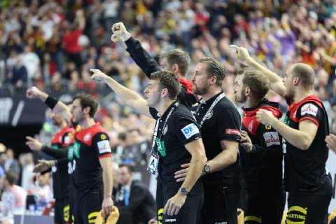 Jubel auf der deutschen Bank. In der Mitte Bundestrainer Christian Prokop (Deutschland, Trainer), Deutschland-Kroatien, Handball-WM 2019 Koeln