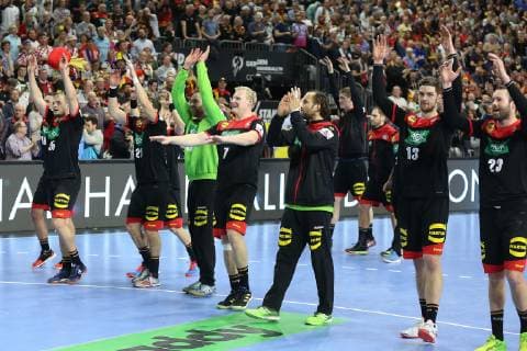 Deutschalnd im Freudentaumel, Siegesjubel, die Mannschaft feiert mit ihren Fans Deutschland-Kroatien, Handball-WM 2019 Koeln