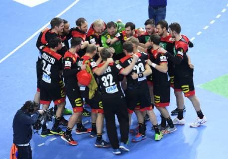 Jubel Deutschland: Die deutsche Mannschaft feiert nach dem Schlusspfiff ihren Sieg und damit den Einzug in das Halbfinale. Hauptrunde: Kroatien - Deutschland in Koeln, Deutschland am 21.01.2019. IHF - Handball Weltmeisterschaft der Maenner in Deutschland und Daenemark 2019,