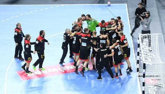 Jubel Deutschland: Die deutsche Mannschaft feiert nach dem Schlusspfiff ihren Sieg und damit den Einzug in das Halbfinale. Hauptrunde: Kroatien - Deutschland in Koeln, Deutschland am 21.01.2019. IHF - Handball Weltmeisterschaft der Maenner in Deutschland und Daenemark 2019,