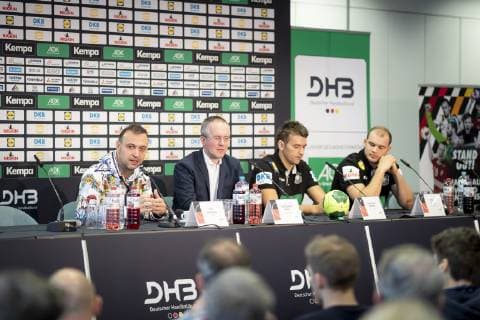 DHB-Vizepraesident Bob Hanning, Pressesprecher Tim Oliver Kalle, Trainer Christian Prokop und Paul Drux (Nr. 95, Deutschland). Pressekonferenz des DHB, Hauptrunde, Handball, IHF Handball Weltmeisterschaft, 22.01.19 Koeln Nordrhein-Westfalen Germany Lanxess-Arena Copyright: xAgentur54Gradx xFelixxKoenigx