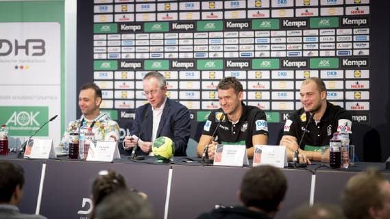 DHB-Vizepraesident Bob Hanning, Pressesprecher Tim Oliver Kalle, Trainer Christian Prokop und Paul Drux (Nr. 95, Deutschland). Pressekonferenz des DHB, Hauptrunde, Handball, IHF Handball Weltmeisterschaft, 22.01.19 Koeln Nordrhein-Westfalen Germany Lanxess-Arena Copyright: xAgentur54Gradx xFelixxKoenigx