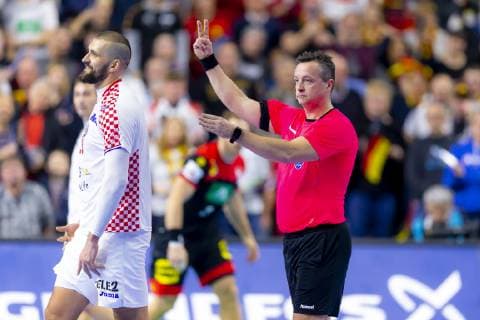 Zeljko Musa (Nr. 28, Kroatien) bekommt eine Zweiminutenstrafe von Schiedsrichter Martin Gjeding. Kroatien vs. Deutschland, Hauptrunde, Handball, IHF Handball Weltmeisterschaft, 21.01.19 Koeln Nordrhein-Westfalen Germany Lanxess-Arena Copyright: xAgentur54Gradx xFelixxKoenigx