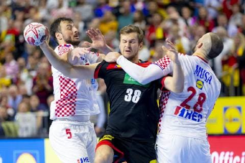 Fabian Boehm (Nr. 38, Deutschland) gegen Domagoj Duvnjak (Nr. 5, Kroatien) und Zeljko Musa (Nr. 28, Kroatien). Kroatien vs. Deutschland, Hauptrunde, Handball, IHF Handball Weltmeisterschaft, 21.01.19 Koeln Nordrhein-Westfalen Germany Lanxess-Arena Copyright: xAgentur54Gradx xFelixxKoenigx