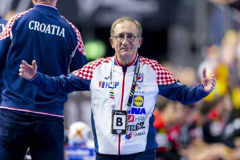 Trainer Lino Cervar ist niedergeschlagen deprimiert enttaeuscht. Kroatien vs. Deutschland, Hauptrunde, Handball, IHF Handball Weltmeisterschaft, 21.01.19 Koeln Nordrhein-Westfalen Germany Lanxess-Arena Copyright: xAgentur54Gradx xFelixxKoenigx