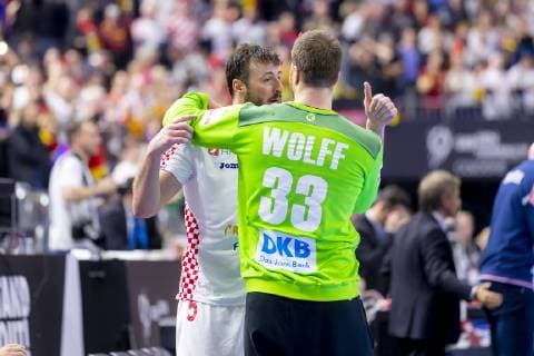 Torhueter Andreas Wolff (Nr. 33, Deutschland) und Domagoj Duvnjak (Nr. 5, Kroatien) nach dem Spiel. Kroatien vs. Deutschland, Hauptrunde, Handball, IHF Handball Weltmeisterschaft, 21.01.19 Koeln Nordrhein-Westfalen Germany Lanxess-Arena Copyright: xAgentur54Gradx xFelixxKoenigx