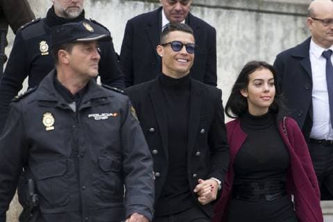 Cristiano Ronaldo mit Freundin Georgina Rodriguez vor dem Landgericht von Madrid anlässlich seines Steuerhinterziehungsverfahrens. Madrid, 22.01.2018 *** Cristiano Ronaldo with his girlfriend Georgina Rodriguez before the Regional Court of Madrid on the occasion of his tax evasion proceedings Madrid 22 01 2018  Foto:xDyDxFotografosx xFuturexImage