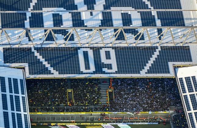 in der Nordkurve wurden die Fans vom BVB mit Leersitzen von den Schalkefans getrennt, Revier-Derby im Signal Iduna Park, Borussia Dortmund gegen FC Schalke 04 endete 3:0 im Westfalenstadion Dortmund, Dortmund, Ruhrgebiet, Nordrhein-Westfalen, Deutschland !ACHTUNGxMINDESTHONORARx60xEURO!