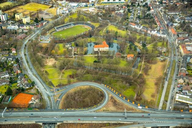Fußball, Stadiongeschichte Westfalia Herne Schloßpark Strünkede, Schloß Strünkede, Emschertal-Museum, Sportclub Westfalia 04 e.V., Herne, Ruhrgebiet, Nordrhein-Westfalen, Deutschland !ACHTUNGxMINDESTHONORARx60xEURO!