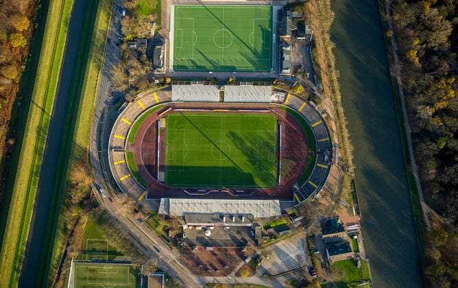 Fußball, Stadiongeschichte Rot-Weiß Oberhausen RWO-Stadion, Niederrheinstadion Oberhausen zwischen Emscher und Rhein-Herne-Kanal, Oberhausen, Ruhrgebiet, Nordrhein-Westfalen, Deutschland !ACHTUNGxMINDESTHONORARx60xEURO!