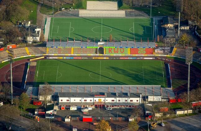 Fußball, Stadiongeschichte Rot-Weiß Oberhausen RWO-Stadion, Niederrheinstadion Oberhausen zwischen Emscher und Rhein-Herne-Kanal, Oberhausen, Ruhrgebiet, Nordrhein-Westfalen, Deutschland !ACHTUNGxMINDESTHONORARx60xEURO!