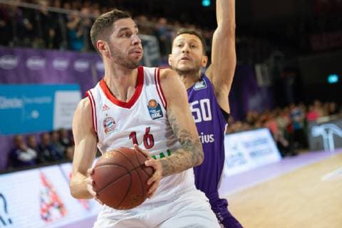 BG Göttingen - FC Bayern München 22.01.2019, Basketball-Bundesliga easyCredit-BBL, Saison 2018 2019, 17. Spieltag, BG Göttingen - FC Bayern München: Münchens Stefan Jovic (l) spielt gegen Göttingens Joanic Grüttner Bacoul. Göttingen Niedersachsen Deutschland