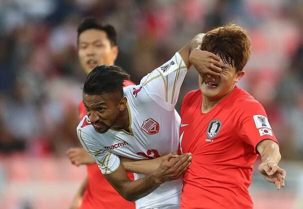 Sport Themen der Woche KW04 Sport Bilder des Tages (190122) -- DUBAI, Jan. 22, 2019 (Xinhua) -- Kim Min-jae (R) of South Korea vies with Mohamed Saad Alromaihi of Bahrain during the 2019 AFC Asian Cup round of 16 match between South Korea and Bahrain in Dubai, the United Arab Emirates (UAE), on Jan. 22, 2019. South Korea won 2-1. (Xinhua Cao Can) (SP)UAE-DUBAI-SOCCER-AFC ASIAN CUP 2019-KOR VS BHR 