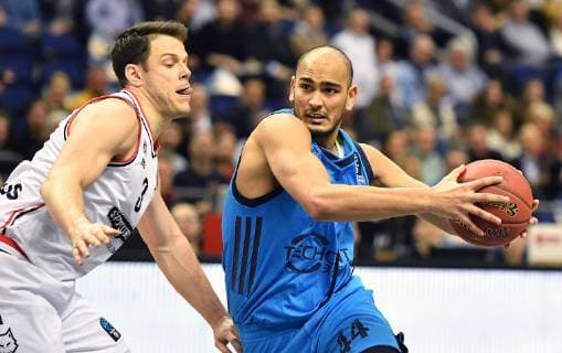 Stefan Peno (ALBA), mit Ball, links Chris Kramer (Vilnius), ALBA Berlin - Rytas Vilnius Basketball, Eurocup 2018 2019, 7Days Eurocup, Gruppe E, group E, Round 16, Herren, Männer, Maenner, men, Saison 2018 2019 Berlin, 22.1.2019 Mercedes-Benz Arena