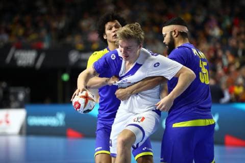 Gisli Thorgeir Kristjansson (Island) im Zweikampf mit Thiago Ponciano (Brasilien) und Thiagus Petrus Santos (Brasilien), Brasilien vs Island, IHF Maenner Handball Weltmeisterschaft, 23.01.2019 Fotograf Neis Eibner Brasilien vs Island, IHF Maenner Handball Weltmeisterschaft, 23.01.2019 Köln Copyright: xEIBNER Alexander_Neisx EP_ANS