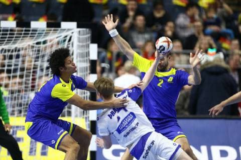 Haukur Thrastarson (Island) im Zweikampf mit Thiagus Petrus Santos (Brasilien) und Henrique Teixeira (Brasilien), Brasilien vs Island, IHF Maenner Handball Weltmeisterschaft, 23.01.2019 Fotograf Neis Eibner Brasilien vs Island, IHF Maenner Handball Weltmeisterschaft, 23.01.2019 Köln Copyright: xEIBNER Alexander_Neisx EP_ANS