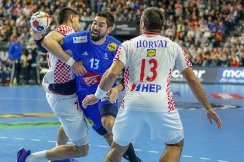 GER, IHF WM 2019, Frankreich (FRA) vs Kroatien (CRO) 23.01.2019, Lanxess Arena,Koeln, GER, IHF WM 2019, Frankreich (FRA) vs Kroatien (CRO) im Bild picture shows: Nikola KarabatiÄ‡ (FRA 13), im Zweikampf gegen Zlatko Horvat (CRO 13),