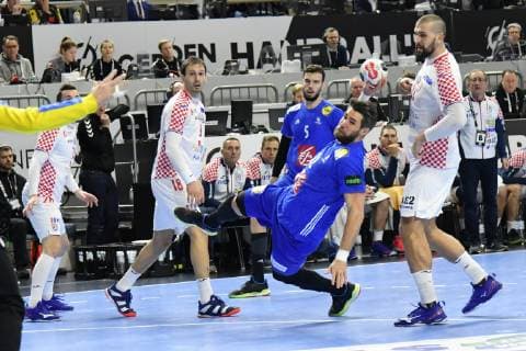 GER, IHF WM 2019, Frankreich (FRA) vs Kroatien (CRO) 23.01.2019, Lanxess Arena,Koeln, GER, IHF WM 2019, Frankreich (FRA) vs Kroatien (CRO) im Bild picture shows: Luka KarabatiÄ‡ (FRA 22), mit einem Tor Zeljko Musa (CRO 28), kann nichts machen