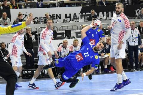 GER, IHF WM 2019, Frankreich (FRA) vs Kroatien (CRO) 23.01.2019, Lanxess Arena,Koeln, GER, IHF WM 2019, Frankreich (FRA) vs Kroatien (CRO) im Bild picture shows: Luka KarabatiÄ‡ (FRA 22), mit einem Tor Zeljko Musa (CRO 28), kann nichts machen