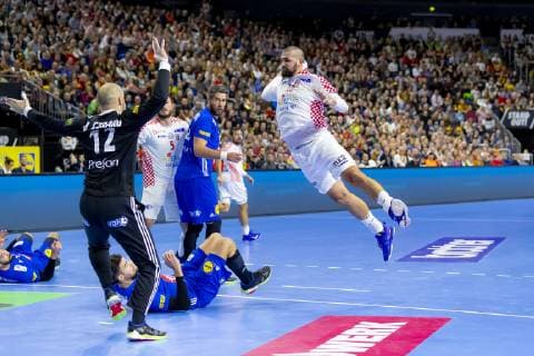 Zeljko Musa (Nr. 28, Kroatien) gegen Vincent Gerard (Nr. 12, Frankreich), Nedim Remili (Nr. 5, Frankreich) und Luka Karabatic (Nr. 22, Frankreich). Frankreich vs. Kroatien, Hauptrunde, Handball, IHF Handball Weltmeisterschaft, 23.01.19 Koeln Nordrhein-Westfalen Germany Lanxess-Arena Copyright: xAgentur54Gradx xFelixxKoenigx