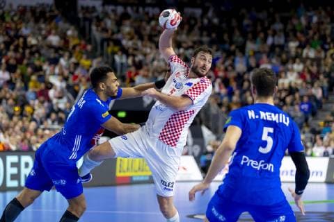 Domagoj Duvnjak (Nr. 5, Kroatien) gegen Adrien Dipanda (Nr. 27, Frankreich) und Nedim Remili (Nr. 5, Frankreich). Frankreich vs. Kroatien, Hauptrunde, Handball, IHF Handball Weltmeisterschaft, 23.01.19 Koeln Nordrhein-Westfalen Germany Lanxess-Arena Copyright: xAgentur54Gradx xFelixxKoenigx