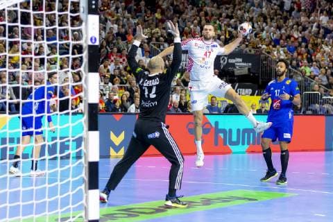 Jakov Vrankovic (Nr. 47, Kroatien) gegen Vincent Gerard (Nr. 12, Frankreich). Frankreich vs. Kroatien, Hauptrunde, Handball, IHF Handball Weltmeisterschaft, 23.01.19 Koeln Nordrhein-Westfalen Germany Lanxess-Arena Copyright: xAgentur54Gradx xFelixxKoenigx