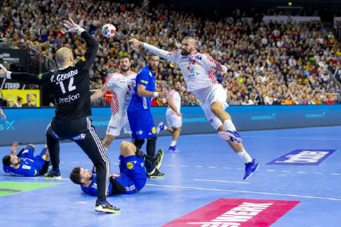 Zeljko Musa (Nr. 28, Kroatien) gegen Vincent Gerard (Nr. 12, Frankreich), Nedim Remili (Nr. 5, Frankreich) und Luka Karabatic (Nr. 22, Frankreich). Frankreich vs. Kroatien, Hauptrunde, Handball, IHF Handball Weltmeisterschaft, 23.01.19 Koeln Nordrhein-Westfalen Germany Lanxess-Arena Copyright: xAgentur54Gradx xFelixxKoenigx