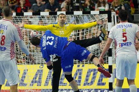 GER, IHF WM 2019, Frankreich (FRA) vs Kroatien (CRO) 23.01.2019, Lanxess Arena,Koeln, GER, IHF WM 2019, Frankreich (FRA) vs Kroatien (CRO) im Bild picture shows: Ludovic Fabregas (FRA 23), im Zweikampf gegen Marin Å ego Torwart (CRO 55),