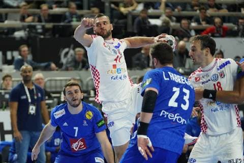 GER, IHF WM 2019, Frankreich (FRA) vs Kroatien (CRO) 23.01.2019, Lanxess Arena,Koeln, GER, IHF WM 2019, Frankreich (FRA) vs Kroatien (CRO) im Bild picture shows: Jakov VrankoviÄ‡ (CRO 47), mit einem Torwurf gegen Ludovic Fabregas (FRA 23), ä