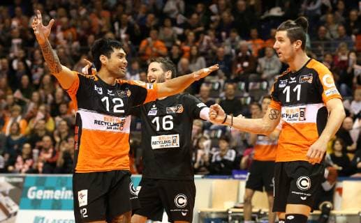 23.01.2019, Berlin, Volleyball, 1.Bundesliga, Maenner, Hauptrunde, Berlin Recycling Volleys gegen VfB Friedrichshafen, Max-Schmeling-Halle Bild: Jubel bei Samuel Tuia, Nicolas Rossard, Adam White (Berlin Recycling Volleys) Volleyball - 1.Bundesliga - 13.Spieltag - Berlin Recycling Volleys - VfB Friedrichshafen