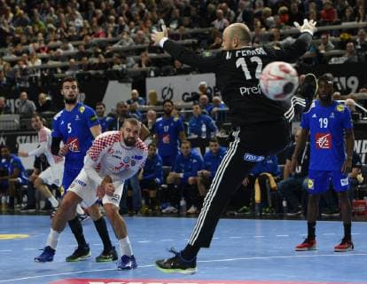 Handball Weltmeisterschaft 2019 Hauptrunde in Köln. Frankreich - Kroatien 23.01.2019. Zeljko Musa (CRO) wirft auf das Tor von Torwart Vincent Gerard (FRA).