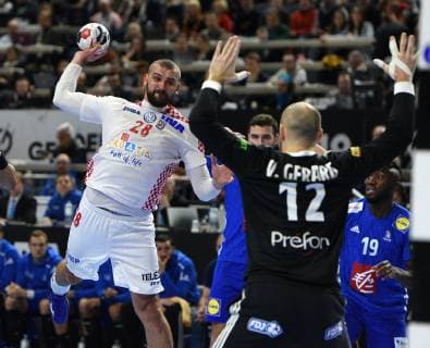 Handball Weltmeisterschaft 2019 Hauptrunde in Köln. Frankreich - Kroatien 23.01.2019. Zeljko Musa (CRO) wirft auf das Tor von Torwart Vincent Gerard (FRA).