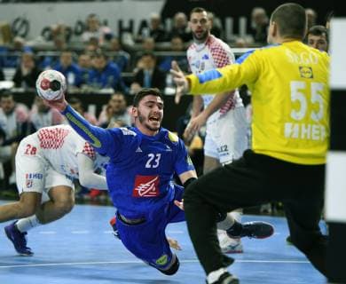 Handball Weltmeisterschaft 2019 Hauptrunde in Köln. Frankreich - Kroatien 23.01.2019. Ludovic Fabregas (FRA) frei vor Tw. Marin Sego (Kroatien).